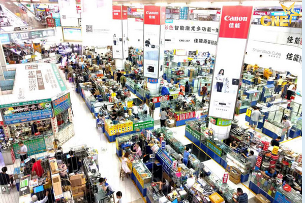 Chợ điện tử của Trung Hoa thu hút rất nhiều người